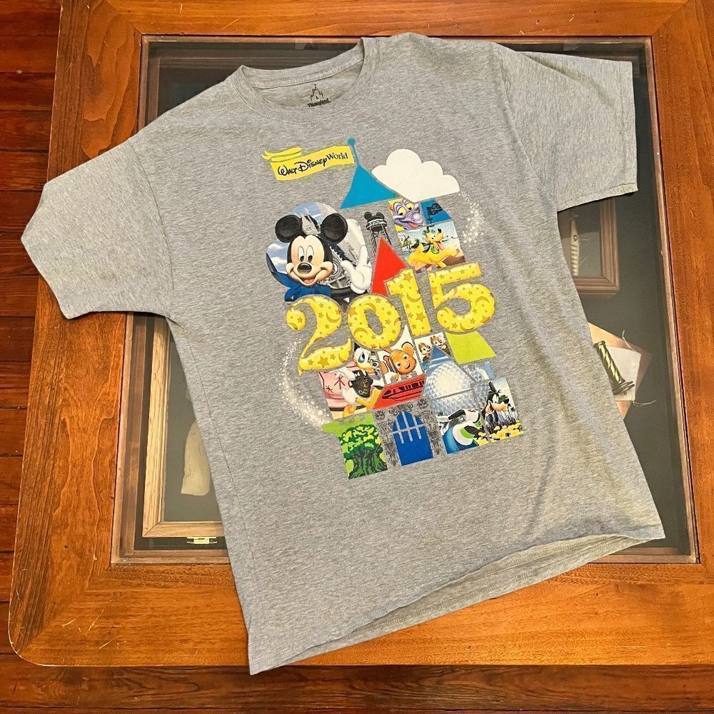 Walt Disney World 2015 Disneyland Large T-Shirt Gray Short Sleeved